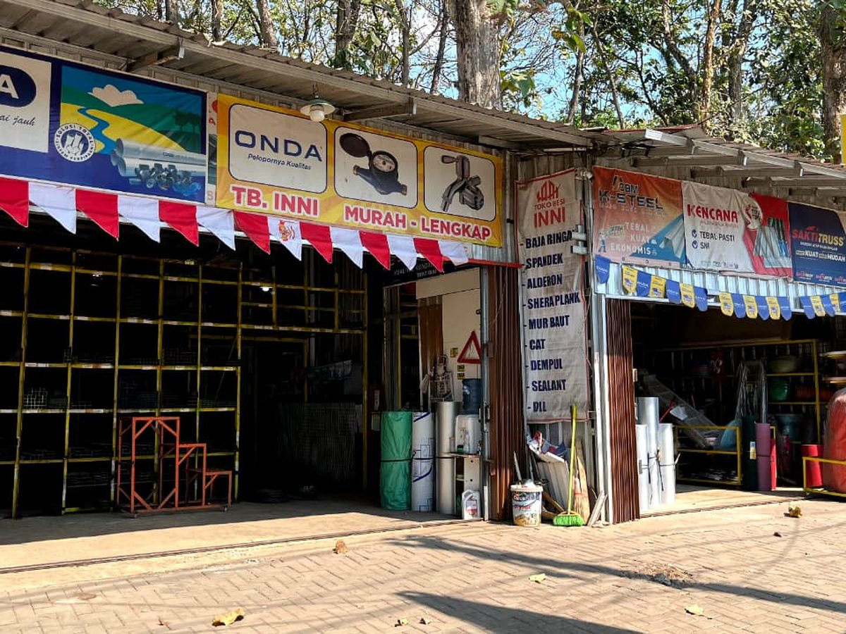 Bagian depan Toko Besi INNI di Jl. Raya Semarang–Boja, Mijen, dengan rak besi dan spanduk baja ringan